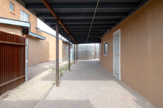 Building Photo - 2 Bed 1 Bath Home with Private Fenced Backyard!