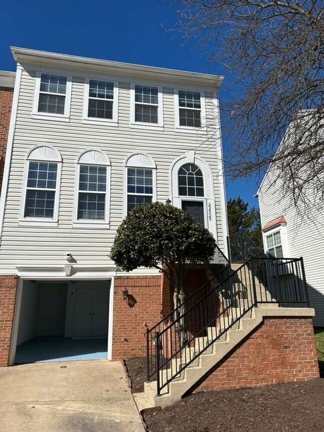 Building Photo - Elegant And Spacious 3 Bed 3.5 Bath Townhome In Vibrant Loudon Parkway Center