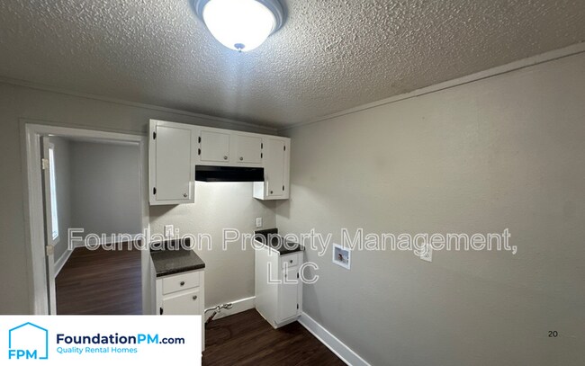 Photo - 1596 Barton St
