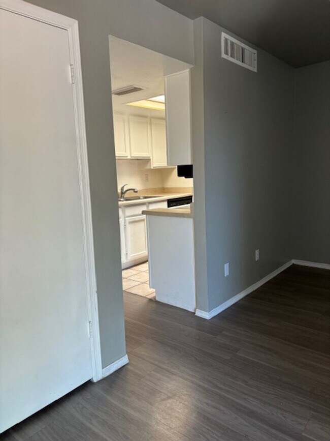 Photo - 1 BEDROOM 1 BATH WITH 1 CAR GARAGE ATTACHED IN NICE COMMUNITY GLENDALE Unidad 244