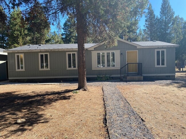 Photo - ? Cozy Charm on Almost an Acre in La Pine ?