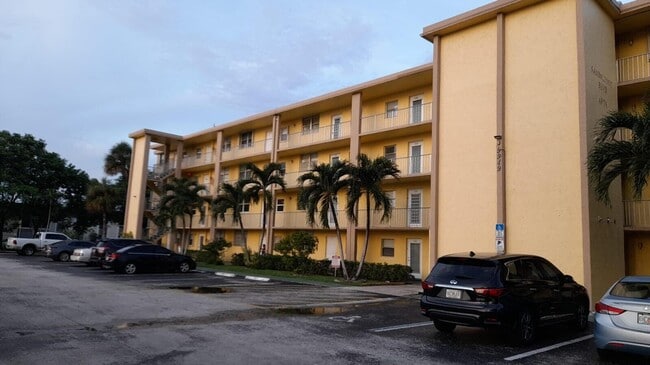 Building Photo - 9949 Sandalfoot Blvd Unit 515