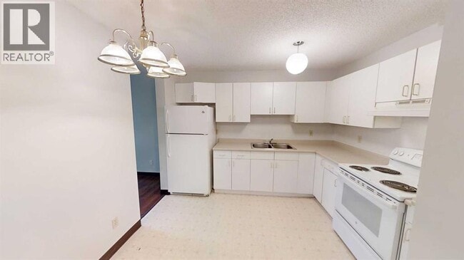 Photo - 5117-5144 44 St