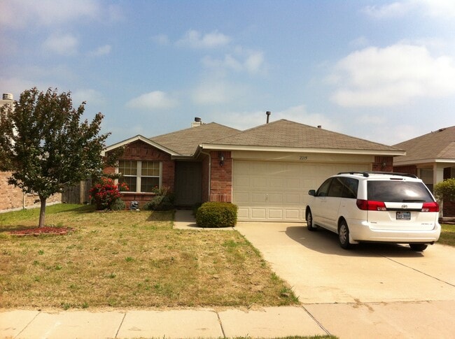 Building Photo - 2215 Sumac Dr