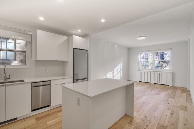 Building Photo - 4930 Chem. Queen Mary Unit 5