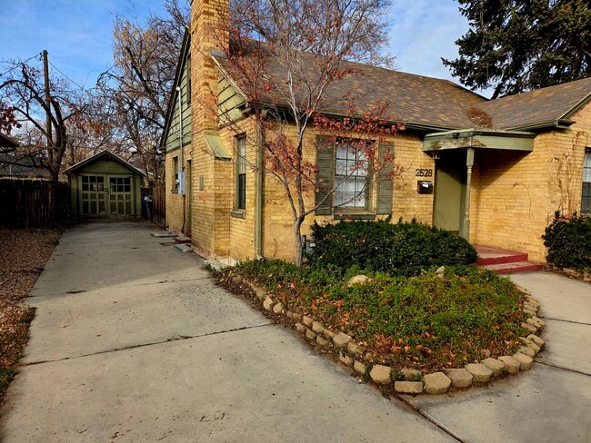 Photo - 2528 Beverly St E