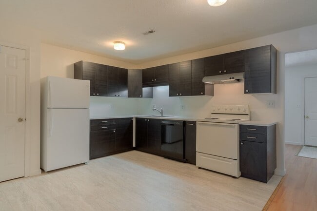 Photo - 4 bedroom / 2 1/2 Bath. Undergrad Welcome. Off Street Parking, Bus Route