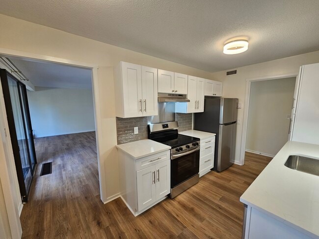 Completely updated kitchen with quartz countertops and stainless steel appliances - 93 Heritage Vlg Unidad B