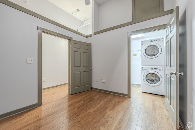 1BR, 1BA - 700SF