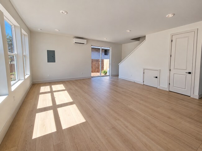 7819-7825 SE Tolman St.
