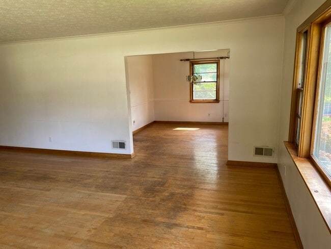 Photo - Charming 3 Bedroom, 3 Bathroom Ranch Home ...