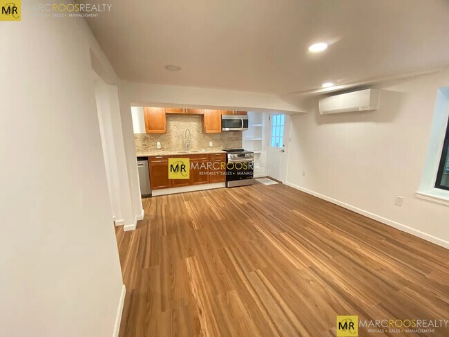 Photo - 688 Parker St