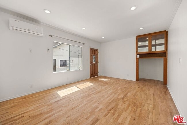 Photo - 1538 N Mariposa Ave
