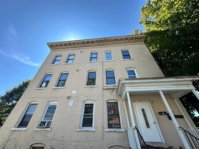Building Photo - 5 Winter St Unit 3 Rental
