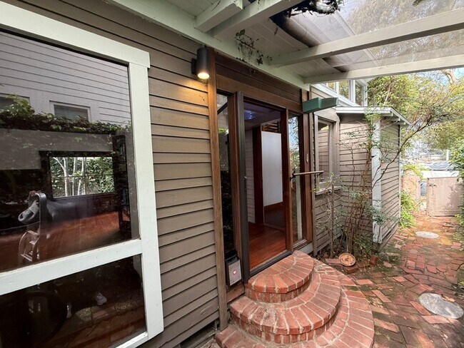 Photo - Hidden Garden Retreat – A One-Bedroom Oasis in the Heart of Venice