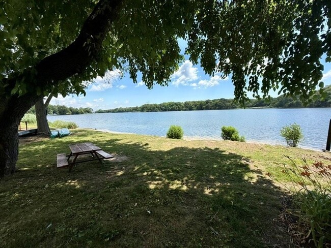 Building Photo - 2Br/ 1Ba - Beautifully renovated first-floor walkout condo in water privileged community availabl...