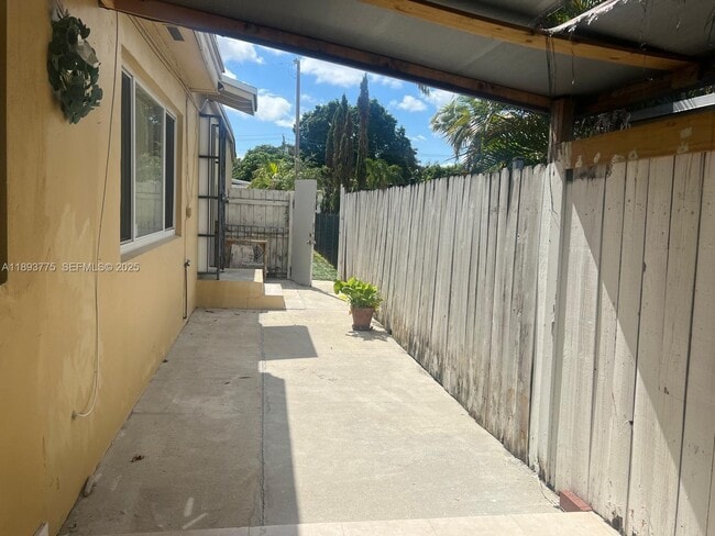 Building Photo - 4361 SW 3rd St Unit 1