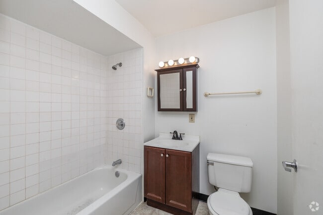 1BR, 1BA - 716SF - Bathroom - Nettleton Commons Apartments