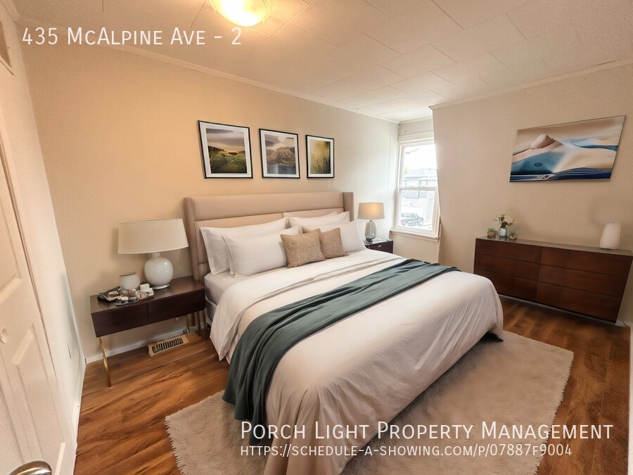 Photo - 1 Bedroom Plus Den. Brand New Renovations. Private Laundry. Unit 2