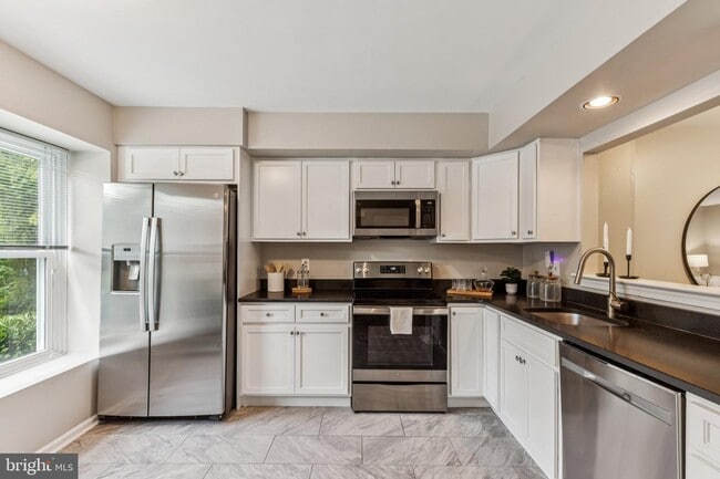 Kitchen - 81 Talbot Ct