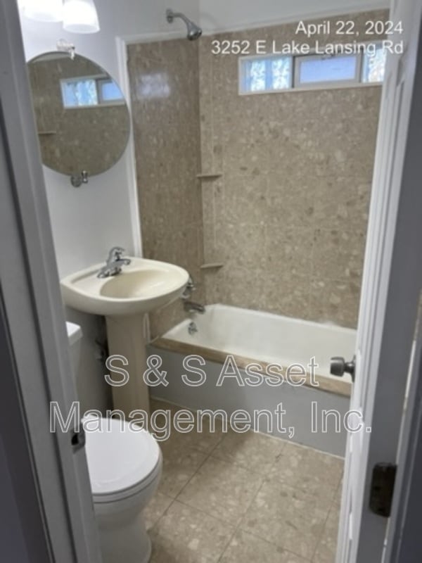 Photo - 3252 E Lake Lansing Rd