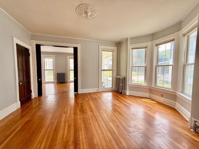 Building Photo - 117 Bridge St Unit 1 Rental