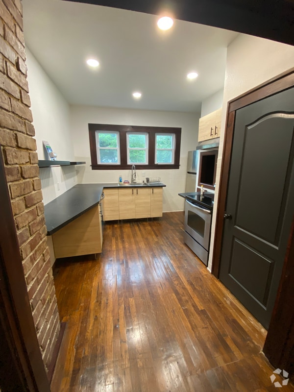 Building Photo - 808 W 3rd St Rental