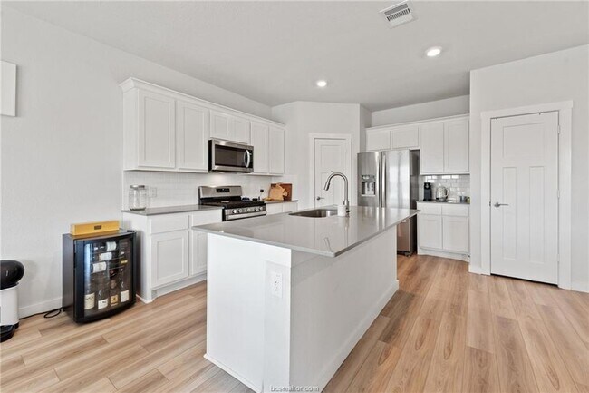 Photo - 1128 Amistad Lp