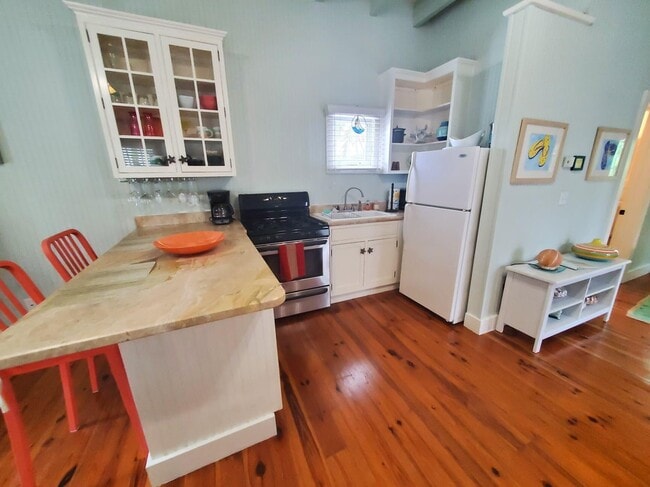 Building Photo - 226 NE 1st Ave Unit 2