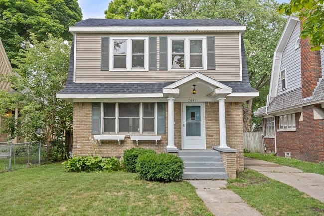 Photo - 2041 Francis Ave SE House