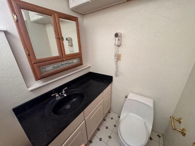 Photo - Charming 2 Bed, 1 Bath Carriage House with Garage in Historic Golfview