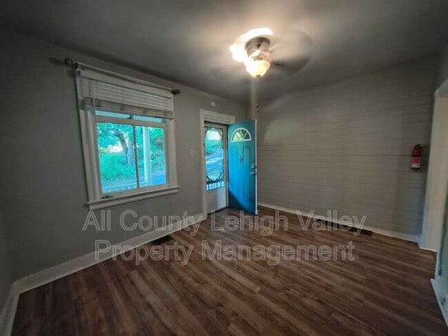 Photo - 934 Vernon St