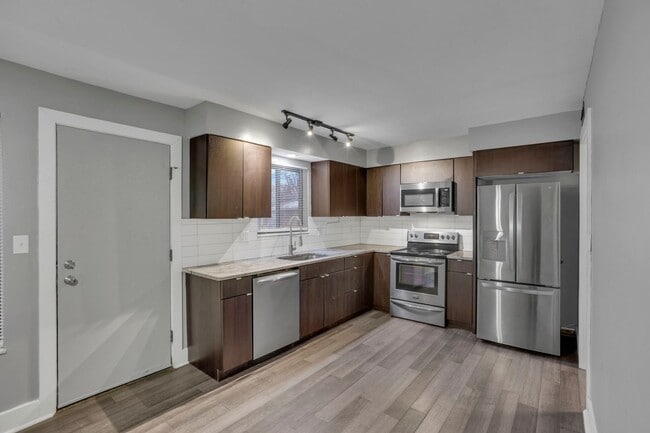 Building Photo - Beautiful 3 Bedroom 1.5 Bathroom Townhome Minutes from Easton