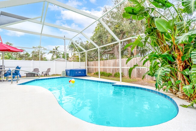 Building Photo - 1440 Everest Rd Unit Bottom Floor