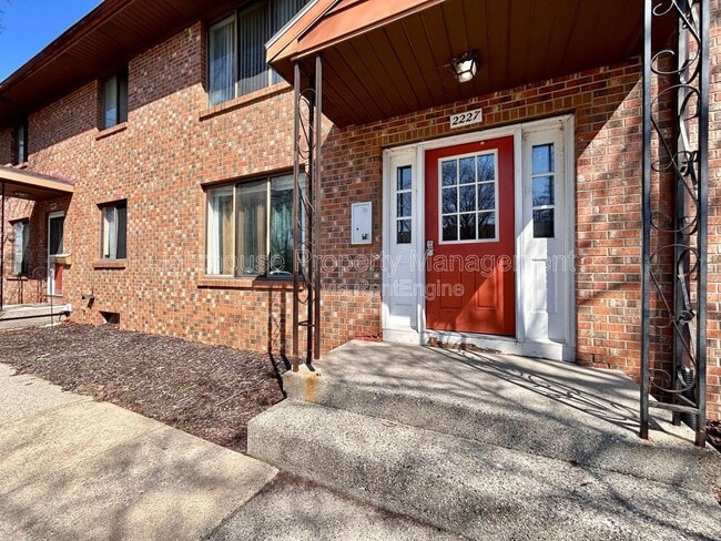 Building Photo - 2227 29th St SW Unit 3