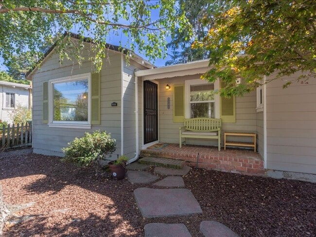Photo - Sunny & Bright Bungalow in King Estates