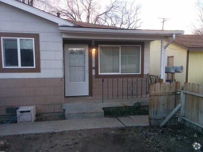 Building Photo - 307 E Adams St Rental