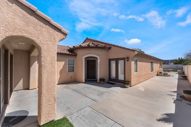 Photo - Gorgeous Mountains Edge Pool Home For Rent !