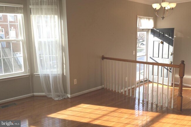 Photo - 21543 Trowbridge Square