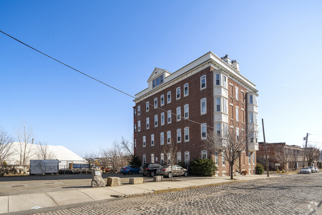 Building Photo - 37 Winnisimmet St Rental