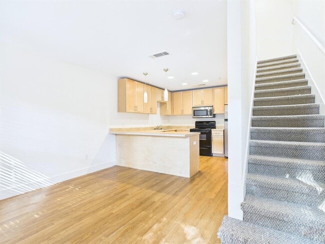 Building Photo - 711 W 32nd St Unit 126 Rental