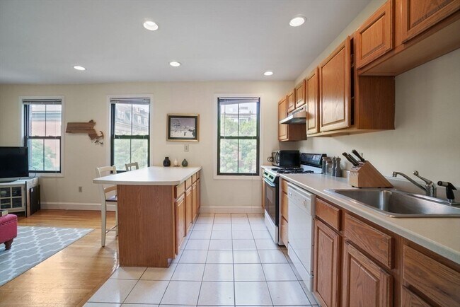 Building Photo - 28 Milford St Unit 3