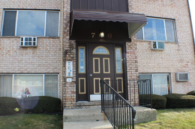 Building Photo - 706 W Ivanhoe Ln Unit 2A