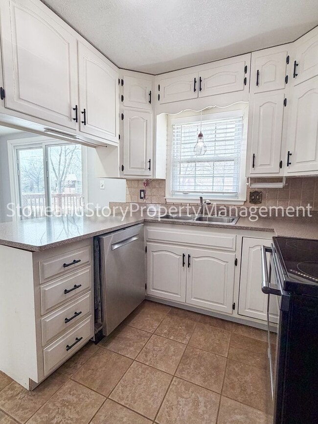 Photo - 4 bedroom 2 bath on quiet street in Briarwood