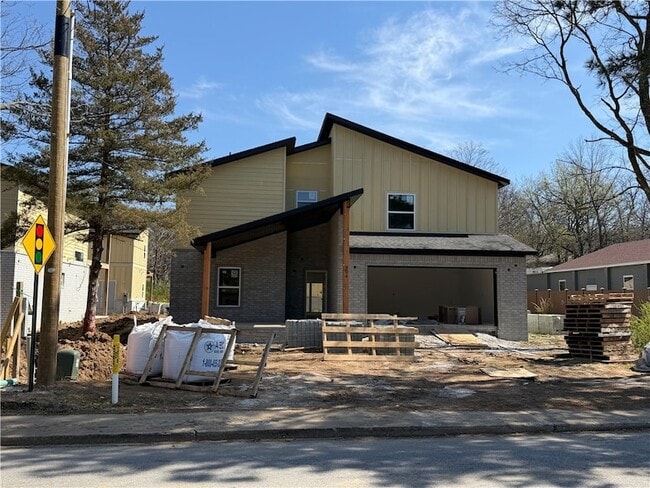 Building Photo - 906 N Sang Ave