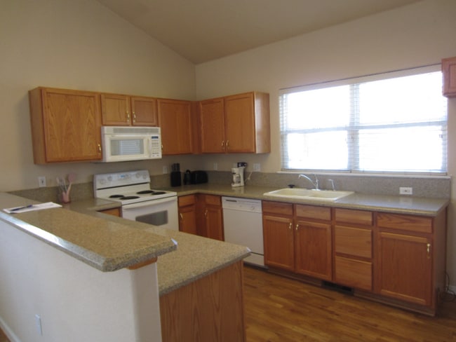 Photo - 2br/ 2ba Townhome in Gateway Park IV w/Hardwood Floors Unit 53