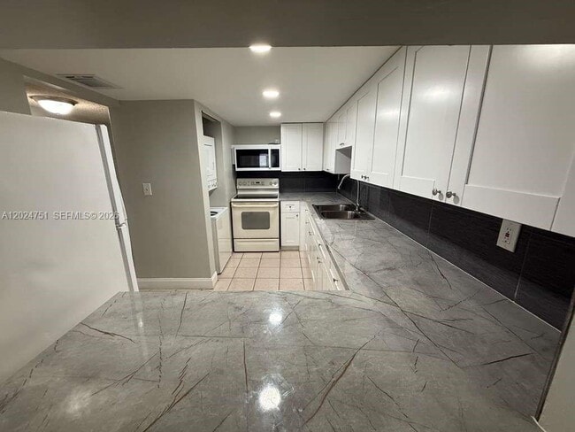 Building Photo - 10000 NW 80th Ct Unit 2345