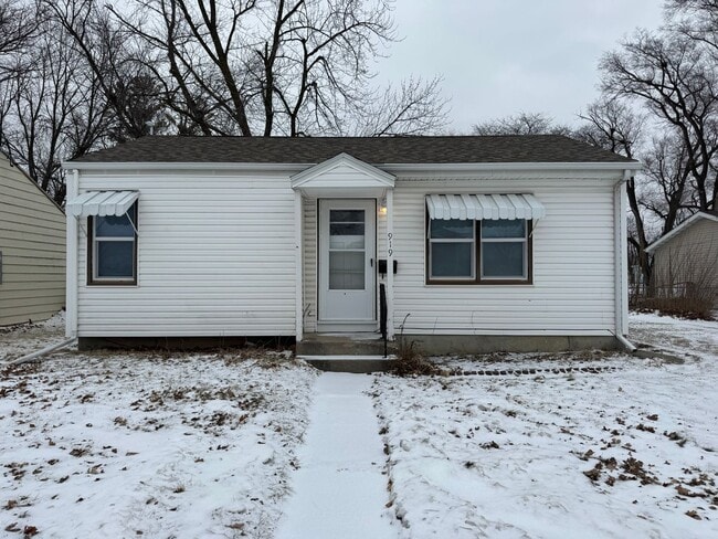 Building Photo - Main level house available for rent