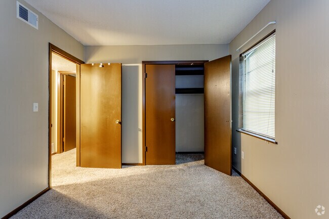 2BR, 1BA - 1000 SF