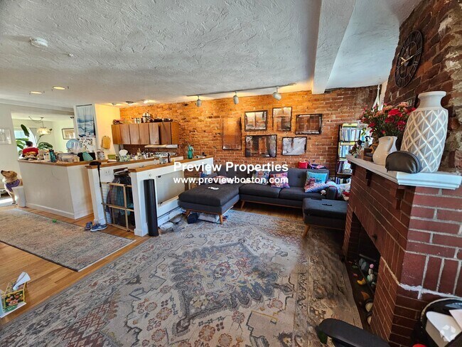 Building Photo - 131 Sutherland Rd Unit 2 Rental